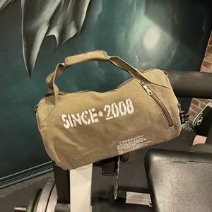 Gym Bag (small duffle) … LIKE NEW!….. UNISEX!!